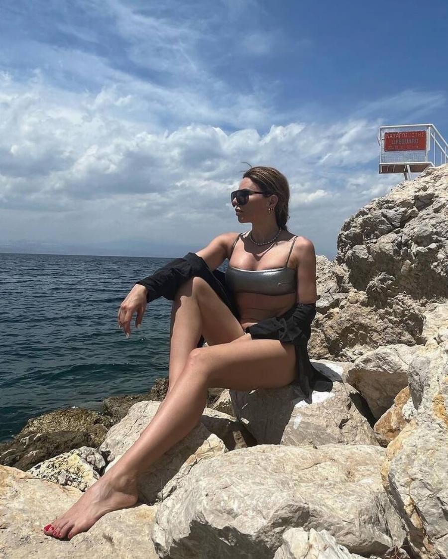 Μαυρισμένη και γυμνασμένη η Κέλλυ Κελεκίδου: Ποζάρει με μπικίνι στα 44 της και είναι πιο fit από ποτέ