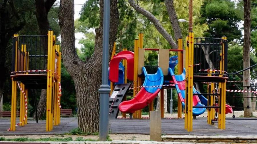 Πανικός σε παιδική χαρά: Άγρια συμπλοκή – Οικογένειες άρχισαν να παίζουν ξύλο με καδρόνια γιατί τα παιδιά τους μάλωσαν για μία μπάλα