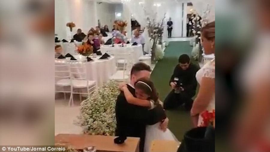 Υπάρχουν και αυτοί οι άντρες: Γαμπρός προσφέρει δαχτυλίδι στη θετή κόρη του και της ζητάει να γίνει το παιδί του για πάντα