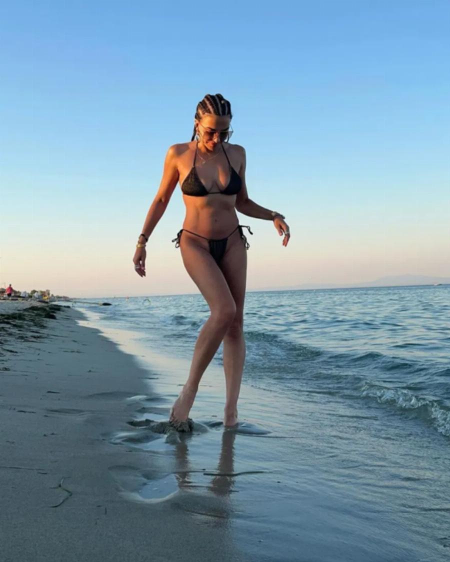 Όλα τα βλέμματα πάνω στην «Βραζιλιάνα» Μαρία Σολωμού: Οι αρετουσάριστες φωτογραφίες με μαλλιά ράστα, μικροσκοπικό μπικίνι και κορμί 20άρας στη παραλία