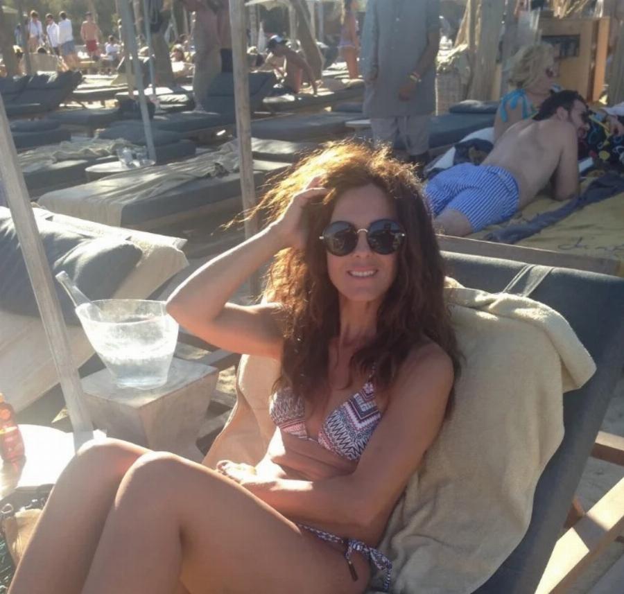 Αγέραστη με κορμί θανατηφόρο στα 50 της: Έτσι είναι η Μαίρη Γεώρτση από το «Bar» του Mega, 20 χρόνια αργότερα