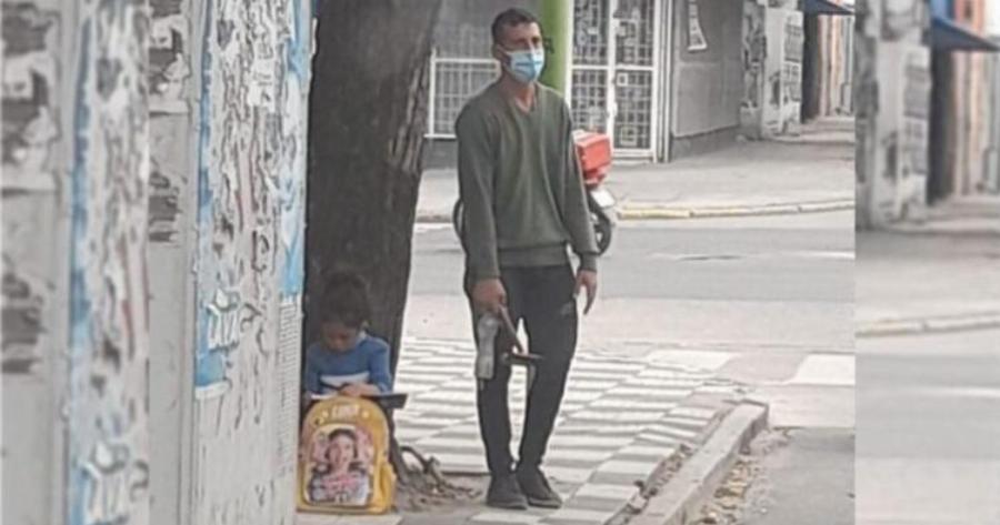 Αληθινή ιστορία: Καθάριζε τζάμια στο φανάρι έχοντας δίπλα του την κόpη του και μια φωτογραφία του άλλαξε τη ζωή