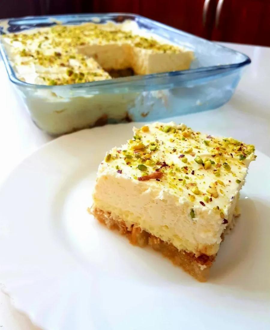 Μπουκιά και συχώριο: Εκμέκ με λαχταριστή κρέμα και σιροπιαστές φρυγανιές – Ονειρικό γλυκάκι ψυγείου για αρχάριους