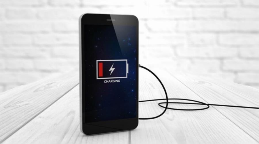 Χωρίς να ξοδέψετε ούτε 1 ευρώ: Το πανέξυπνο και οικονομικό κόλπο για να φορτίσετε το κινητό σας