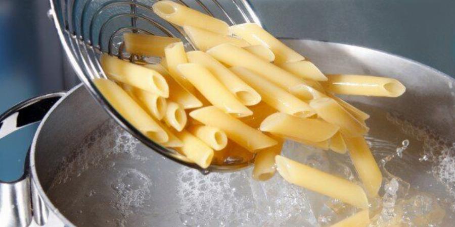 Προσοχή: Μην πετάξετε ξανά το νερό από τα μακαρόνια – Όλοι οι τρόποι που μπορείτε να το χρησιμοποιήσετε