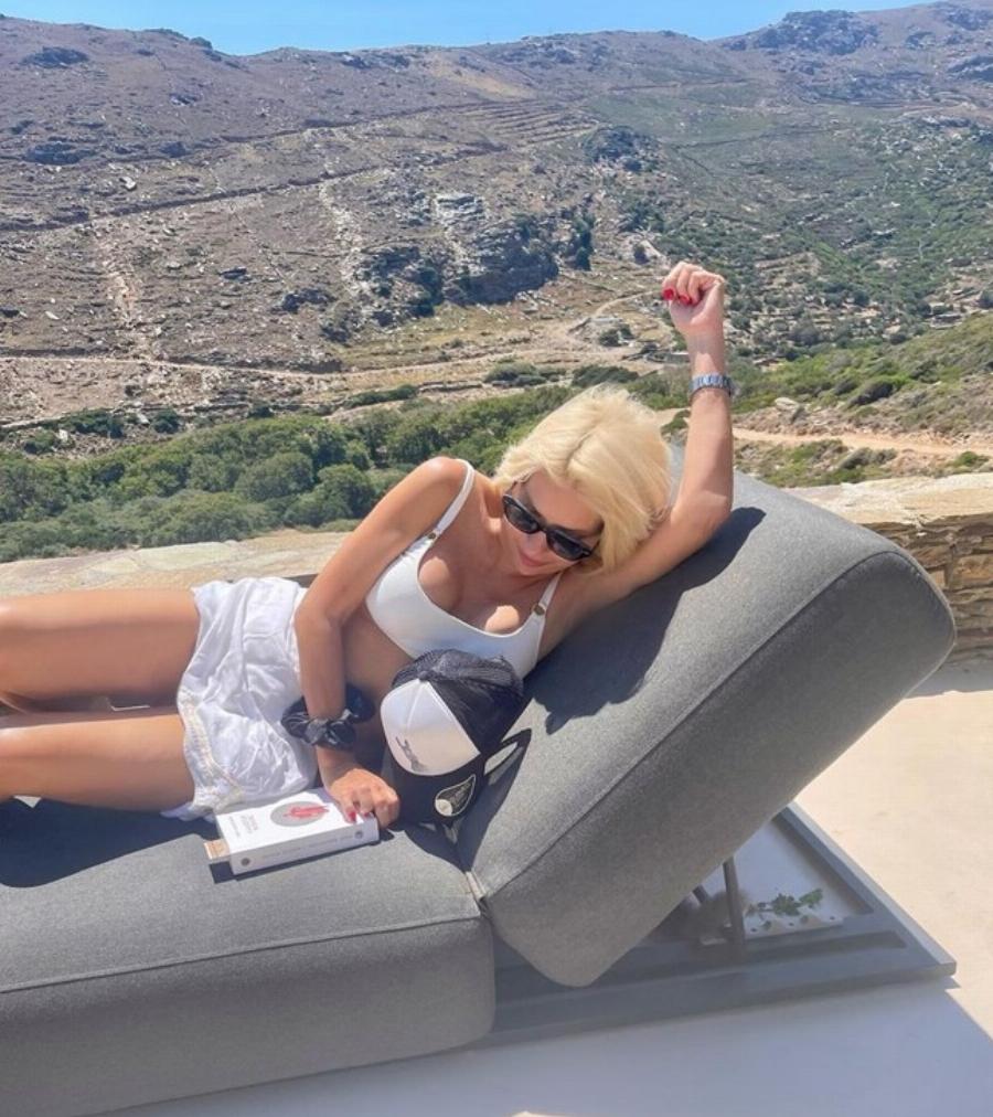 Πιο όμορφη και ανανεωμένη από ποτέ: Κέρδισε και πάλι τις εντυπώσεις η Ελένη Μενεγάκη με την εικόνα που πόσταρε φορώντας λευκό μπικίνι