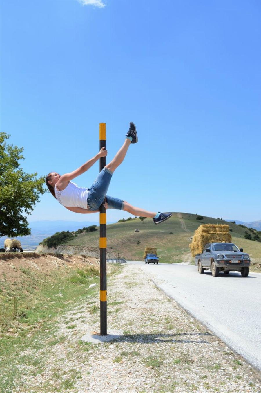 Ξετρέλανε τους κτηνοτρόφους: Τουρίστρια έκανε pole dancing σε κολόνα του δρόμου