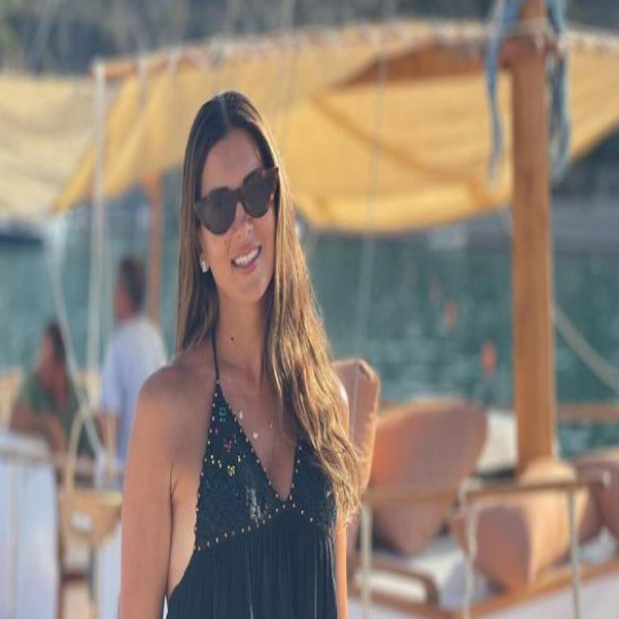 Μαυρισμένη και λαμπερή η Σταματίνα Τσιμτσιλή: Η γλυκύτατη φωτογραφία με τις πανύψηλες κόρες της από τα σοκάκια της Πάρου