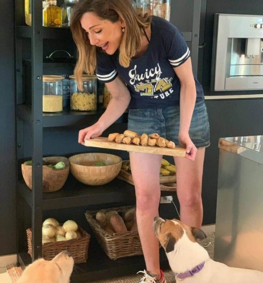 Θα το ζήλευαν και οι πιο έμπειροι διακοσμητές: Το σπίτι της Δέσποινας Βανδή, η μοντέρνα μαύρη κουζίνα και τα έντονα στοιχεία ξύλου