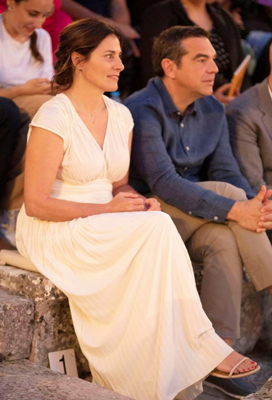 Αρχαία Ελληνική ομορφιά: H Μπέτυ Μπαζιάνα με αρχαιοελληνικό φόρεμα στην Επίδαυρο κλέβει την παράσταση