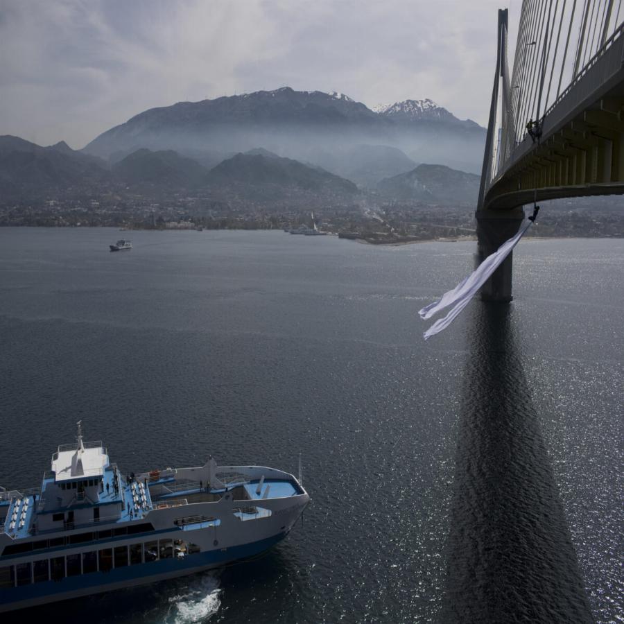 Χόρεψε στον αέρα: Ελληνίδα χορεύτρια κρεμάστηκε από την γέφυρα Ρίου-Αντιρρίου και άρχισε να χορεύει αιωρούμενη