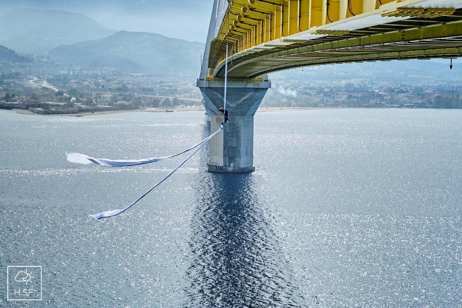 Χόρεψε στον αέρα: Ελληνίδα χορεύτρια κρεμάστηκε από την γέφυρα Ρίου-Αντιρρίου και άρχισε να χορεύει αιωρούμενη