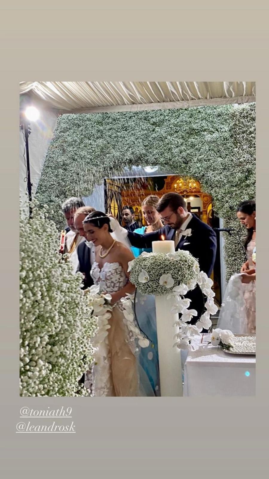 Εμφάνιση που άφησε εποχή: Η Κατερίνα Καινούργιου με εξώπλατο σατέν φόρεμα σε γάμο με κουμπάρο τον Τσαγκρίδη – Τράβηξε όλα τα βλέμματα πάνω της