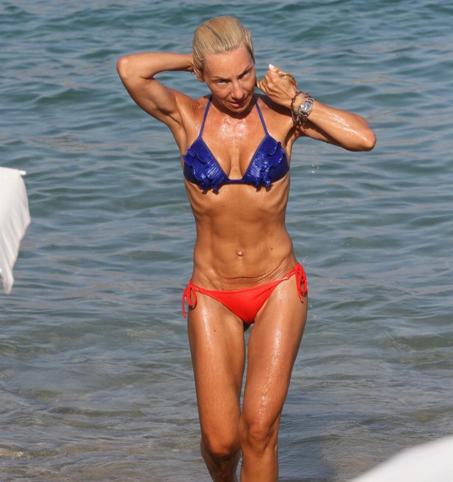 Έχει το πιο γυμνασμένο σώμα στην Ελλάδα: Η σύζυγος του Σεφερλή είναι 54 ετών αλλά δείχνει 20