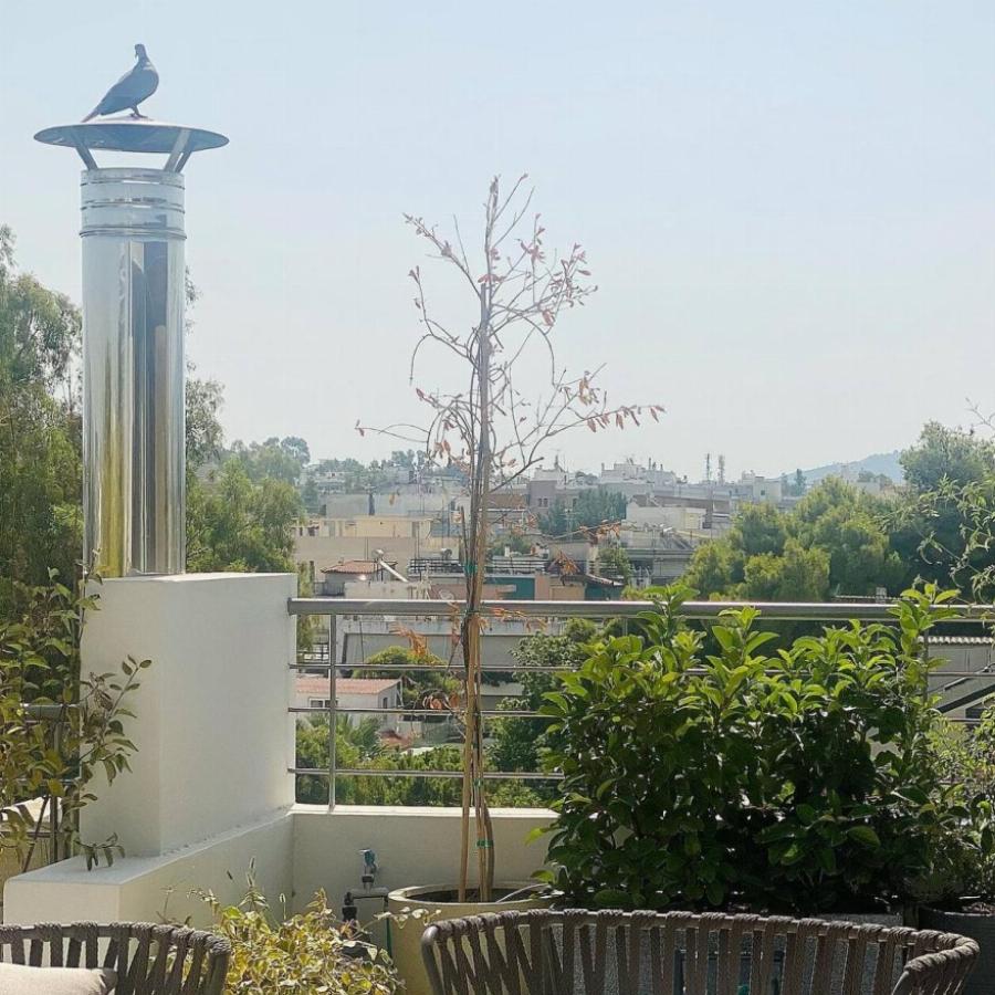 Εντυπωσιακό και μοντέρνο το σπίτι της Δανάης Μπάρκα: Τα μεγάλα παράθυρα, η γωνία με τα πουφ και η ξεχωριστή διακόσμηση