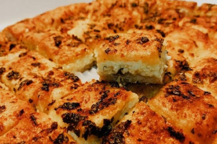 Απευθείας από το χωριό: Πληθωρική και λαχταριστή σκορδοτυρόπιτα έτοιμη σε χρόνο μηδέν για το κυριακάτικο τραπέζι