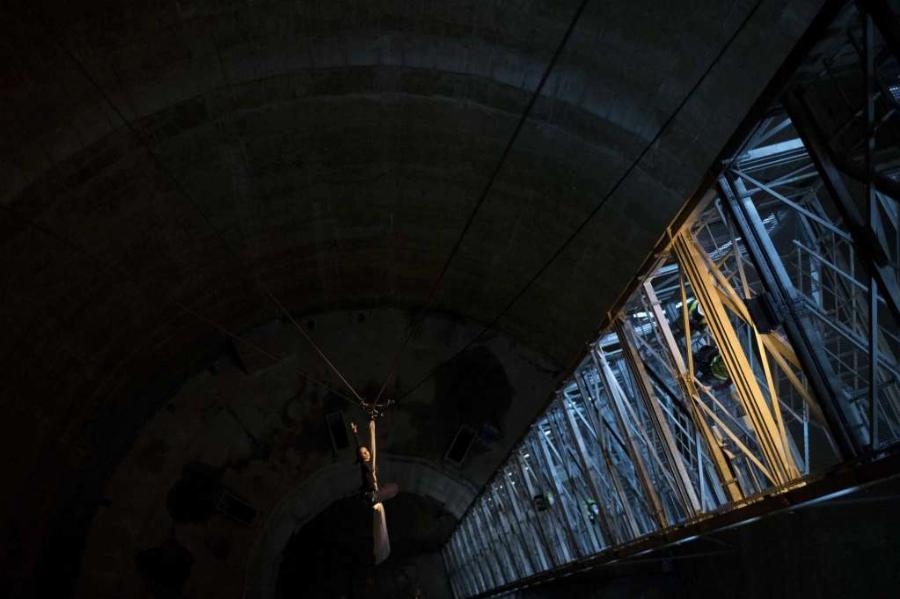 Χόρεψε στον αέρα: Ελληνίδα χορεύτρια κρεμάστηκε από την γέφυρα Ρίου-Αντιρρίου και άρχισε να χορεύει αιωρούμενη