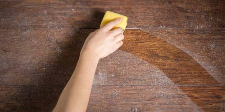 Πείτε αντίο στη σκόνη: Το ισχυρό σπιτικό καθαριστικό προϊόν με λεμόνι – Θα σας λύσει τα χέρια
