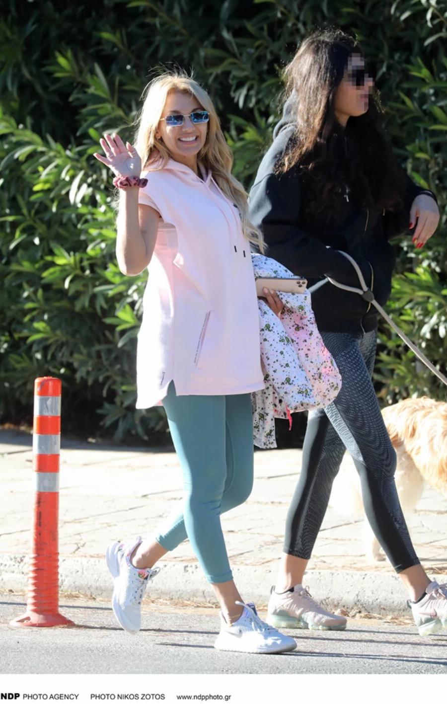 Όλα τα βλέμματα πάνω στην Κωνσταντίνα Σπυροπούλου: Ποζάρει με μαγιό στο 5ο μήνα της εγκυμοσύνης της και είναι πιο λαμπερή από ποτέ