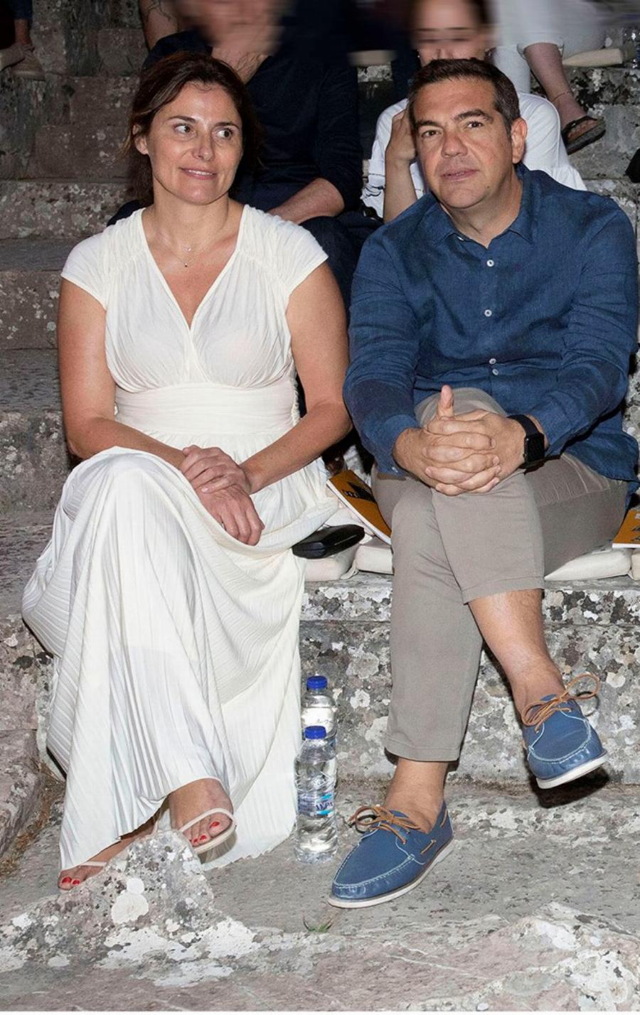 Αρχαία Ελληνική ομορφιά: H Μπέτυ Μπαζιάνα με αρχαιοελληνικό φόρεμα στην Επίδαυρο κλέβει την παράσταση