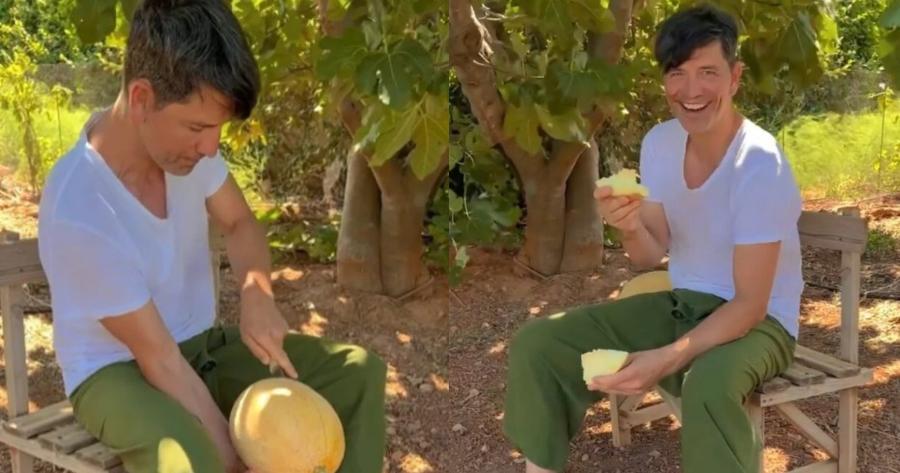 Δάκρυα χαράς για τον Σάκη Ρουβά: Έβγαλε το 1ο του πεπόνι από το μποστάνι του και δεν μπόρεσε να κρύψει την συγκίνηση του