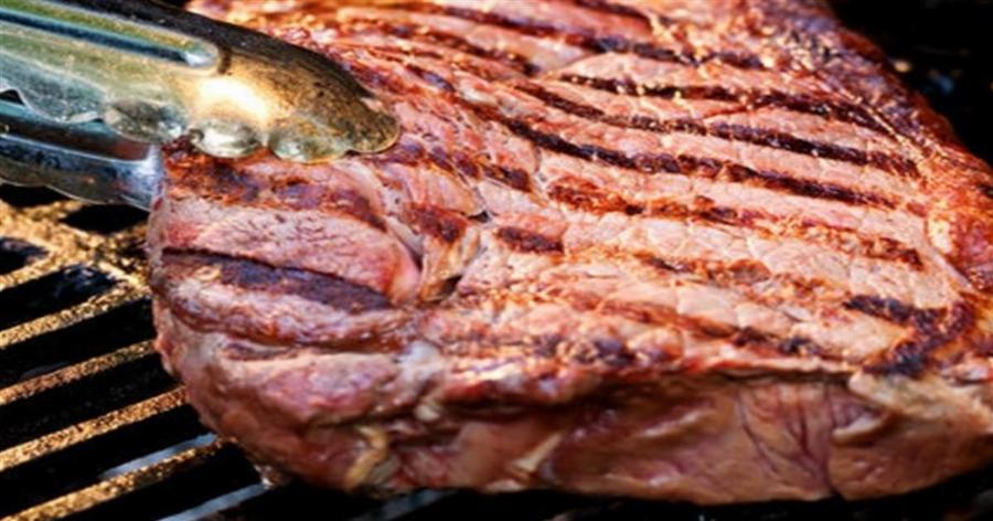 Το μεγάλο «φάουλ» με το ψήσιμο της μπριζόλας: Το μυστικό με το αλάτι, που τη βγάζει σκληρή