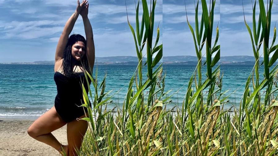 «Παιχνίδια» με τα κύματα: Η Δανάη Μπάρκα φοράει το μαγιό της και ποζάρει μέσα στη θάλασσα