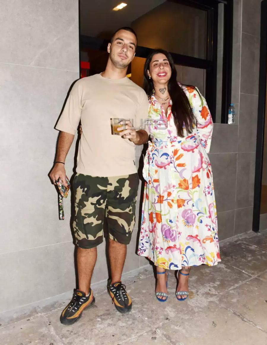 Πανέμορφη και με φουσκωμένη την κοιλίτσα: Η πρώτη δημόσια εμφάνιση της Σούπερ Κικής – Στο πλευρό της ο σύντροφός της