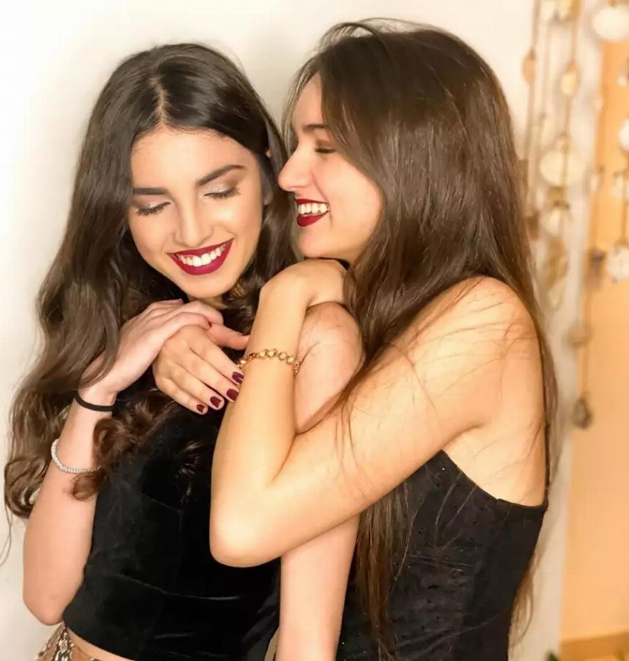 Είναι κούκλα και μοιάζουν σαν δύο σταγόνες νερό: Αυτή είναι η αδελφή της Βασιλικής από τη «Γη της Ελιάς»