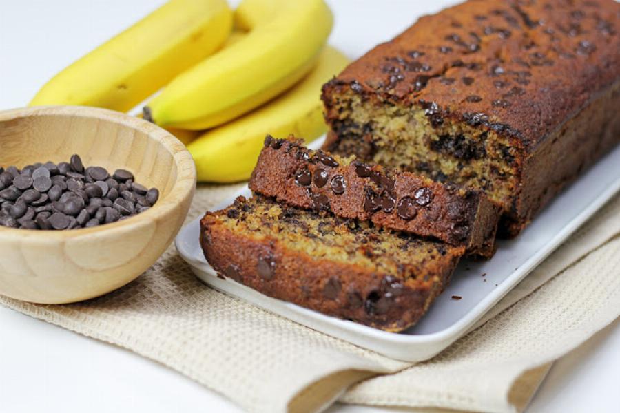 Η πιο γλυκιά απόλαυση: Εύκολο και γρήγορο κέικ μπανάνας με σοκολάτα και ζαχαρούχο γάλα