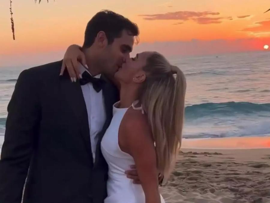 Ο δεσμός μάνας – κόρης δεν συγκρίνεται: Η Ζώζα Μεταξά δημοσίευσε μία σπάνια φωτογραφία με την Κόνι να κλαίει στην αγκαλιά της πριν τον γάμο