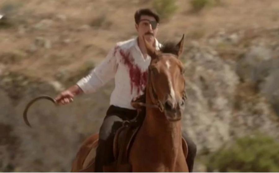 Συγκλονιστικό φινάλε στις Άγριες Μέλισσες: Ο Μελέτης σκοτώνει τον Ακύλα με δρεπάνι και το Twitter έστησε πάρτυ