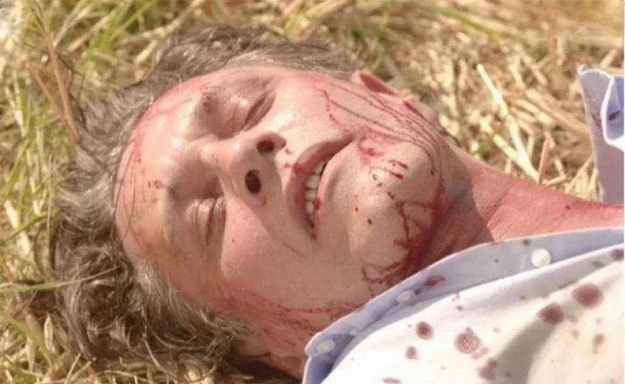 Συγκλονιστικό φινάλε στις Άγριες Μέλισσες: Ο Μελέτης σκοτώνει τον Ακύλα με δρεπάνι και το Twitter έστησε πάρτυ