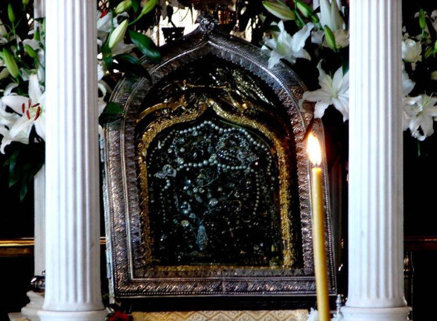 Το Θαύμα που έζησε η Ελένη: «Η μητέρα μου με γέννησε στα 40 της. Δε μπορούσα να μιλήσω ώσπου κοινώνησα στην Τήνο»