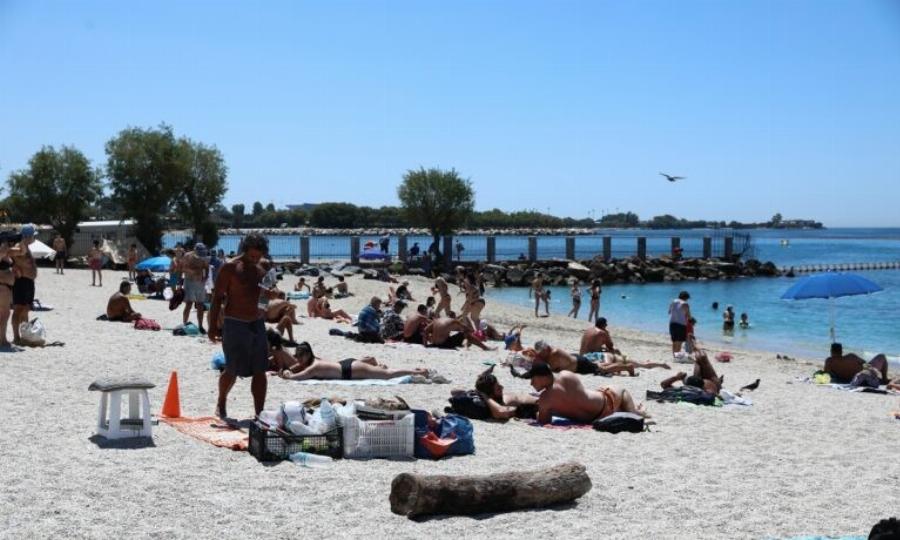 Καλοκαίρι 2022: Γέμισαν οι παραλίες με τάπερ από το σπίτι και πλαστικό καφέ