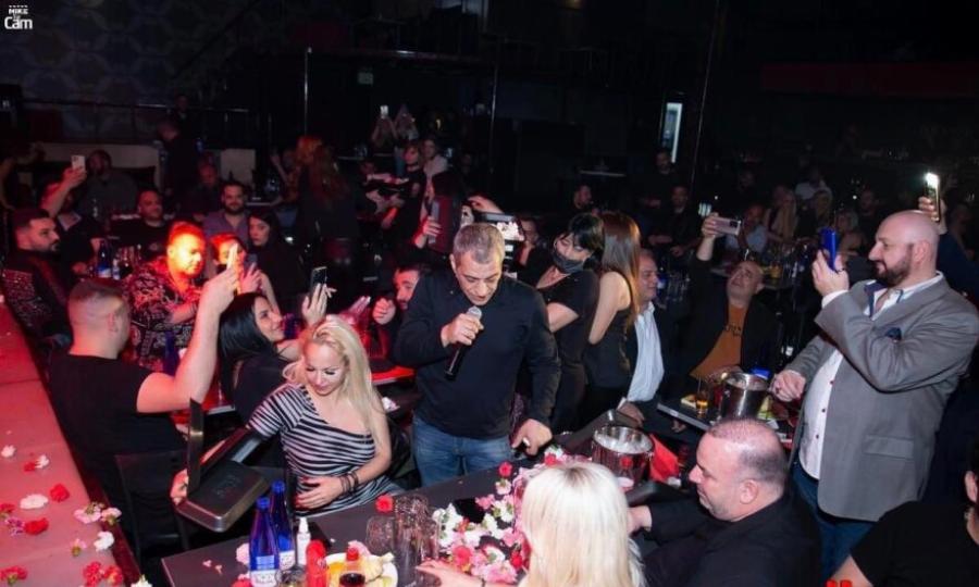 «Βρε καλώς τα παιδάκια», είπε στους δημοσιογράφους ο Θέμης Αδαμαντίδης την ώρα που έφτανε στον εισαγγελέα