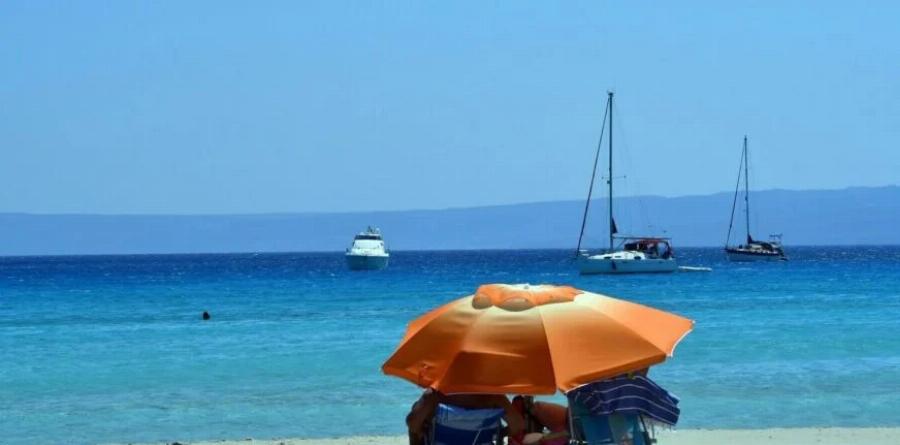 “Τουρισμός για όλους”: Ποιοι θα πάρουν την αυξημένη επιδότηση των 200 ευρώ