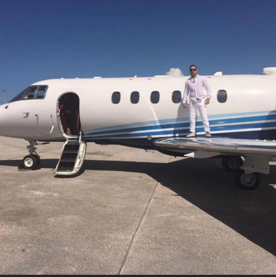 Η κλοπή του αιώνα στη Ψαρρού: Άφησε στην ξαπλώστρα κοσμήματα αξίας 125.000 ευρώ και εξαφανίστηκαν