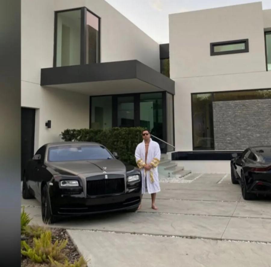 Η κλοπή του αιώνα στη Ψαρρού: Άφησε στην ξαπλώστρα κοσμήματα αξίας 125.000 ευρώ και εξαφανίστηκαν