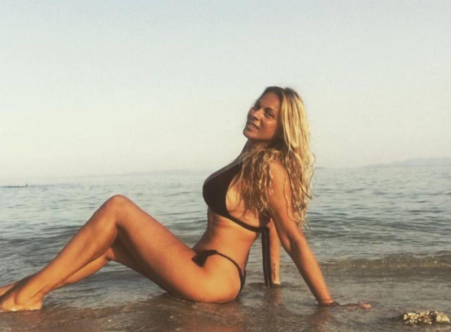 Γυμνασμένη και ηλιοκαμένη η Ζώζα Μεταξά: Οι αρετουσάριστες φωτογραφίες στα 49 με μπικίνι και τέλειο σώμα – Τι έχει κόψει από τη διατροφή της
