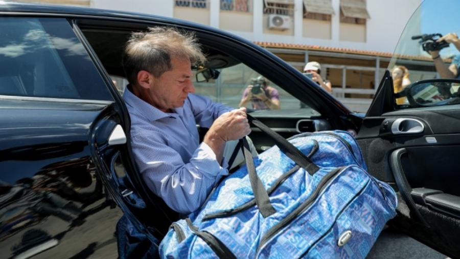 «Ευτυχώς η ελληνική Δικαιοσύνη δεν παρασύρθηκε»: Η στιγμή αποφυλάκισης του Δημήτρη Λιγνάδη και οι πρώτες δηλώσεις