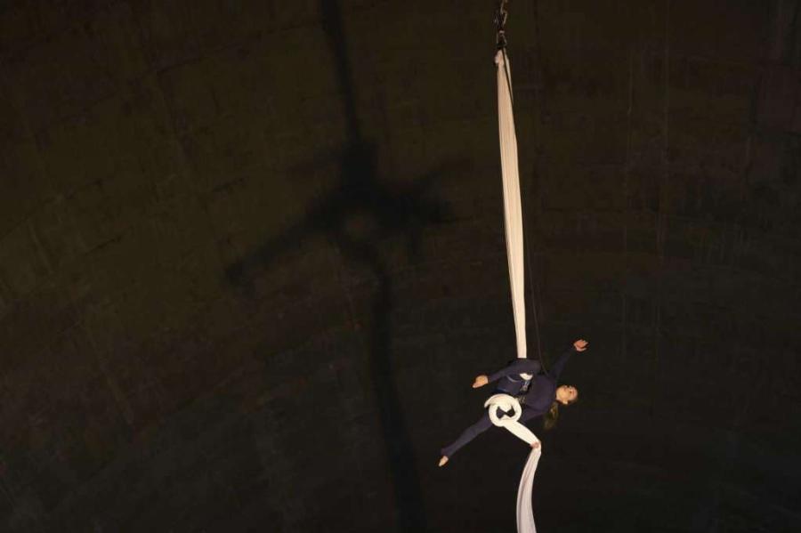 Χόρεψε στον αέρα: Ελληνίδα χορεύτρια κρεμάστηκε από την γέφυρα Ρίου-Αντιρρίου και άρχισε να χορεύει αιωρούμενη