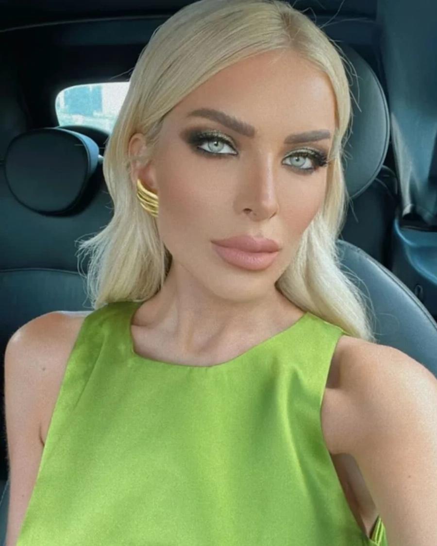 Εμφάνιση που άφησε εποχή: Η Κατερίνα Καινούργιου με εξώπλατο σατέν φόρεμα σε γάμο με κουμπάρο τον Τσαγκρίδη – Τράβηξε όλα τα βλέμματα πάνω της