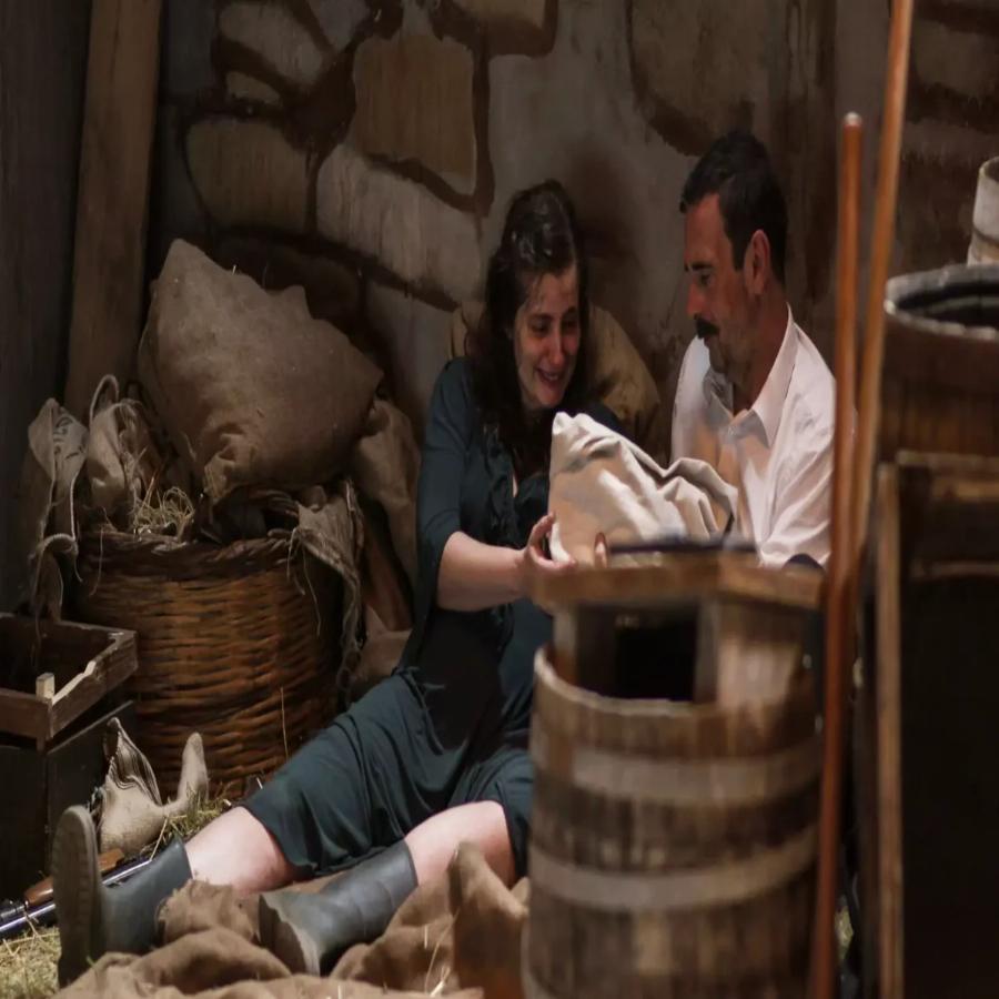 Συγκλονιστικό φινάλε στις Άγριες Μέλισσες: Ο Μελέτης σκοτώνει τον Ακύλα με δρεπάνι και το Twitter έστησε πάρτυ