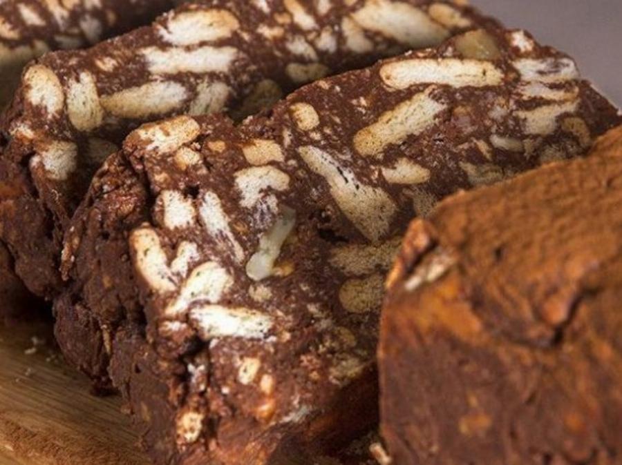 Ονειρικό γλυκάκι: Λαχταριστός κορμός σοκολάτας με ζαχαρούχο γάλα – Έτοιμος στο πι και φι