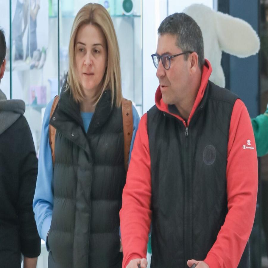 Άκης Παυλόπουλος: Αυτή είναι η εντυπωσιακή σύζυγός του, που είναι γνωστή δημοσιογράφος και πρώην συνεργάτιδα της Ελένης Μενεγάκη