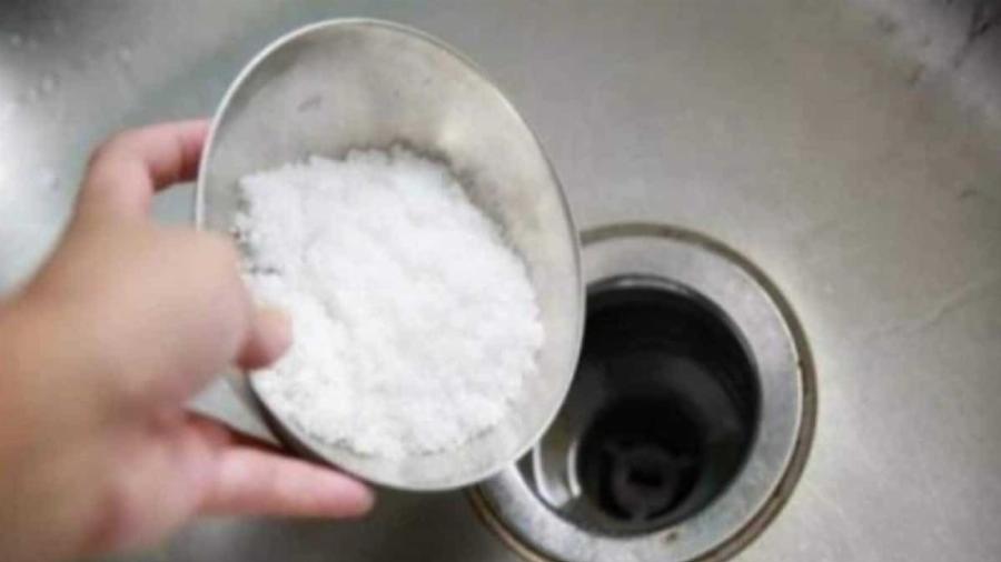 Πήρε και έριξε αλάτι στον νεροχύτη – Το αποτέλεσμα θα σας αφήσει άφωνους