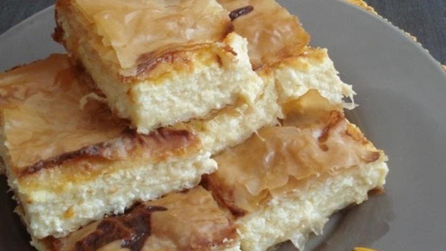 Τραγανή, αφράτη και αναποδογυριστή της Αργυρώς: Εύκολη σπιτική τυρόπιτα με σιμιγδάλι – Φτιάχνεται και σερβίρεται στο «άψε σβήσε»