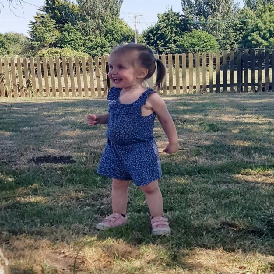 Δίχρονο κοριτσάκι ζει με το στομάχι έξω από το σώμα του, εξαιτίας μιας σπάνιας πάθησης