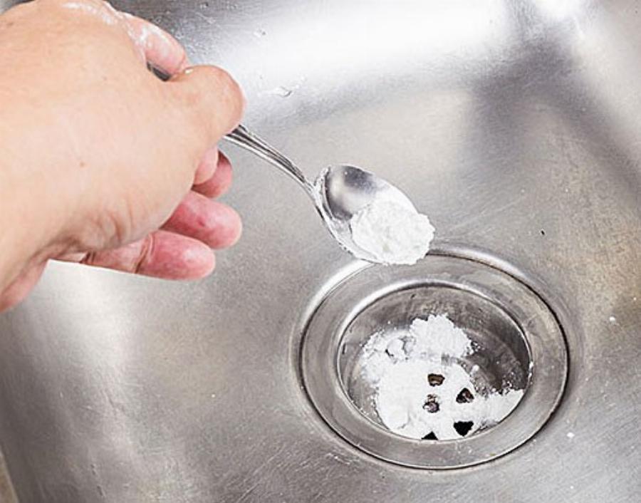 Σε χρόνο μηδέν: Το μυστικό για να ξεβουλώσετε πανεύκολα μπανιέρα σας με 2 υλικά που έχετε στο ντουλάπι σας